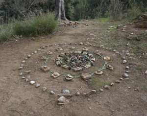 Mandala de piedras y hojas